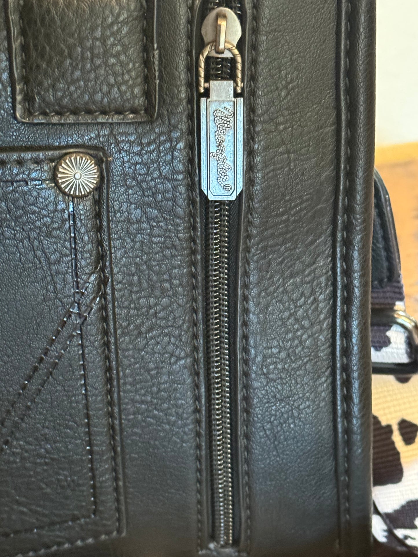 Wrangler Whipstitch crossbody tote Black and White